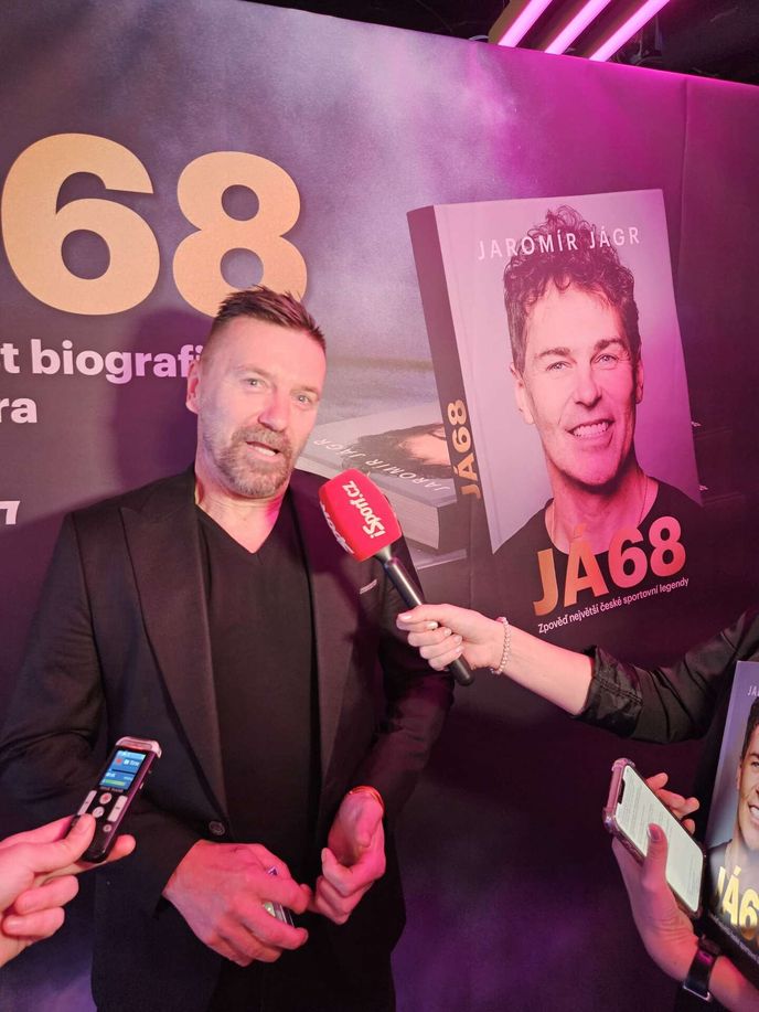 Známý fotbalový rebel Tomáš Řepka na křtu knihy Jaromíra Jágra Známý fotbalový rebel Tomáš Řepka na křtu knihy Jaromíra Jágra