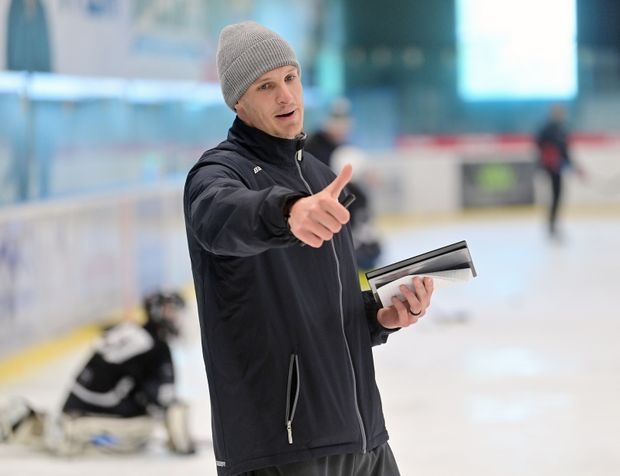 Dominik Kubalík na tréninku malých hokejistů Dominik Kubalík na tréninku malých hokejistů