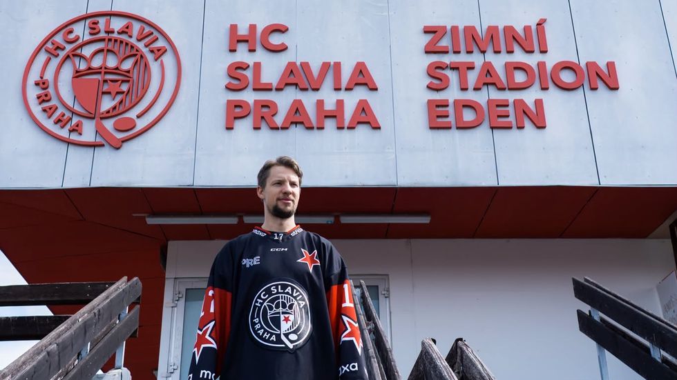 Tomáš Havlin pózuje v novém dresu před stadionem v Edenu