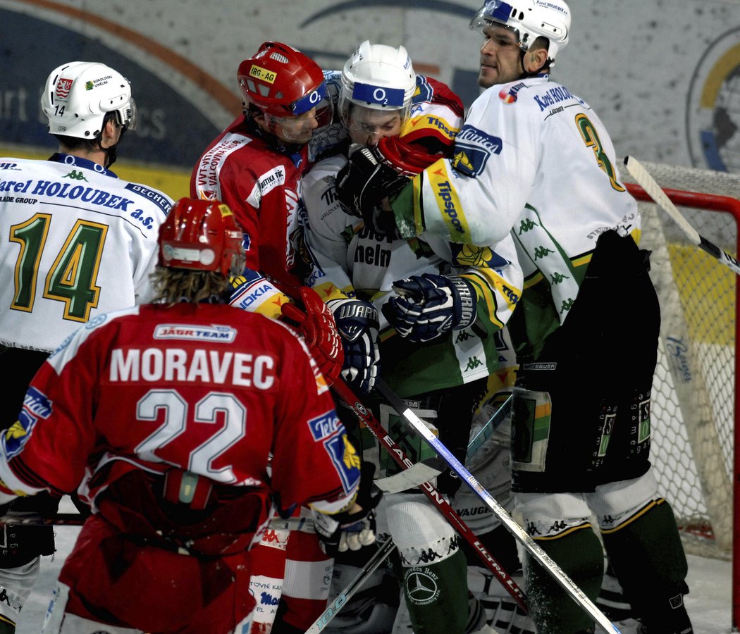 Obrovitý Libor Ustrnul v mlýnici před brankou.