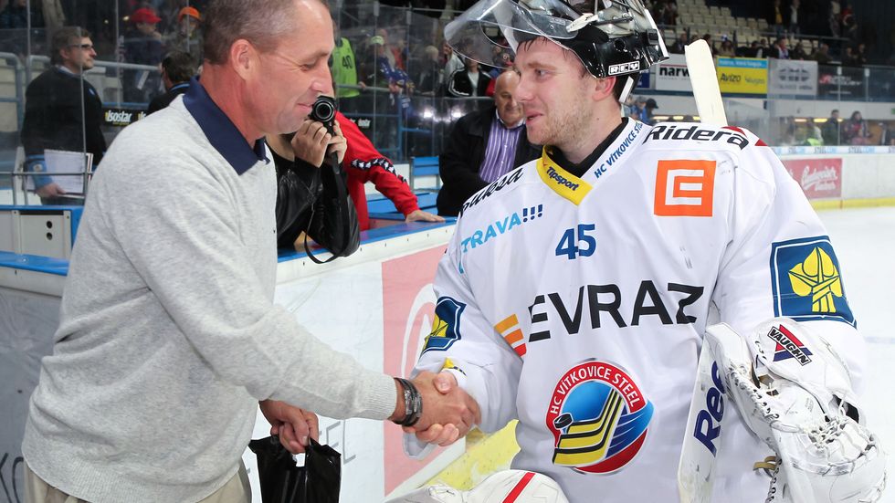 Ivan Lendl předává cenu pro hráče utkání Romanu Málkovi.