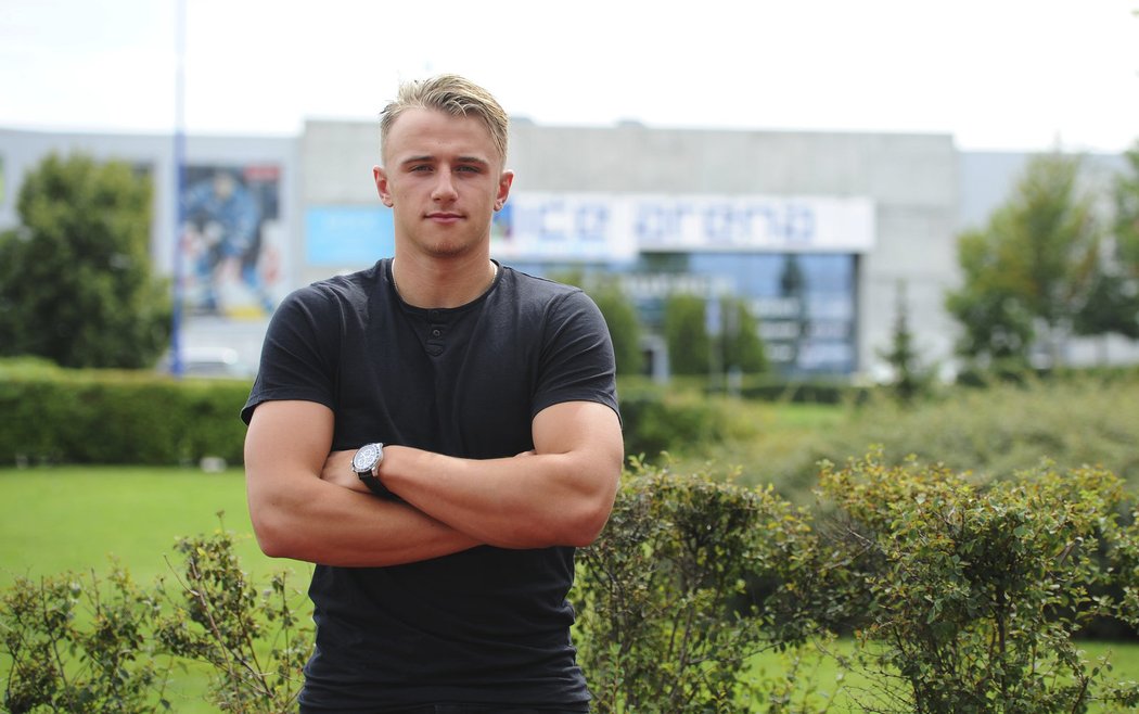 Jakub Vrána pózuje před stadionem v Letňanech
