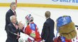 Je to tam! Trenér Lva Praha Václav Sýkora gratuluje brankáři Vehanenovi k postupu do finále KHL