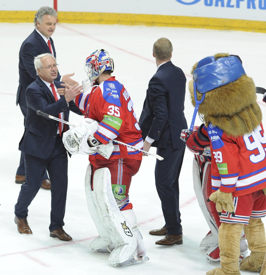 Je to tam! Trenér Lva Praha Václav Sýkora gratuluje brankáři Vehanenovi k postupu do finále KHL 