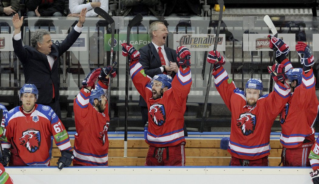 Hokejisté Lva Praha slaví postup do finále KHL