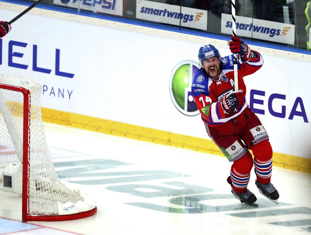 Obránce Lva Nathan Oystrick právě vstřelil gól a finále KHL rozhodne sedmý zápas.