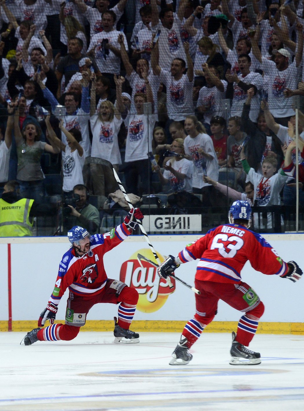 Obránce Lva Nathan Oystrick se raduje z vítězného gólu v šestém finále KHL