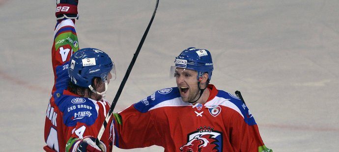 Nathan Oystrick (vlevo) a Mikko Mäenpää se radují z gólu.jpg