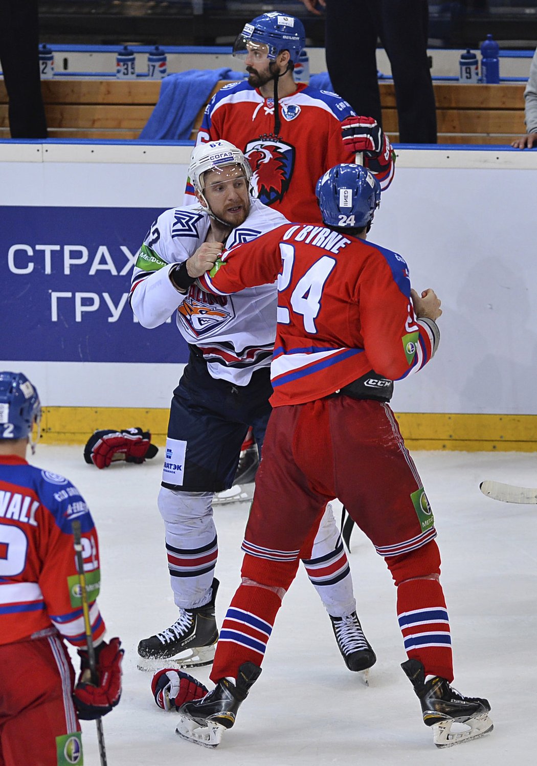 Hokejisté Lva Praha podlehli ve čtvrtém finálovém utkání Kontinentální ligy Magnitogorsku 3:5 a stav série je vyrovnaný 2:2. Klíčovou roli v utkání sehrál čtyřmi gólovými asistencemi nejproduktivnější hráč play off Sergej Mozjakin.