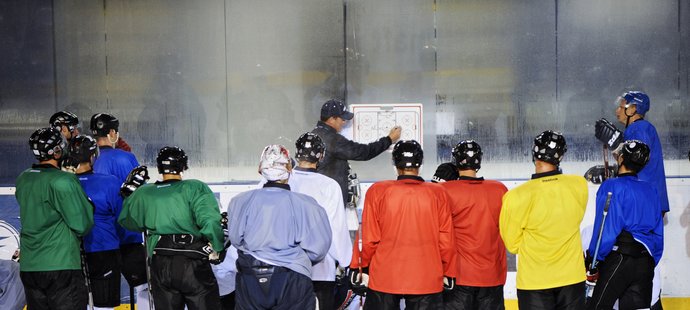Hokejisté HC Lev během tréninku.