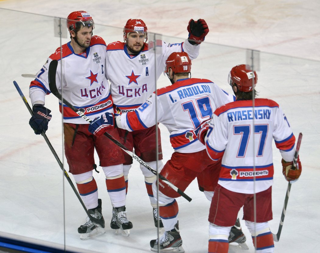 Hokejisté CSKA slaví úvodní trefu do sítě Lva