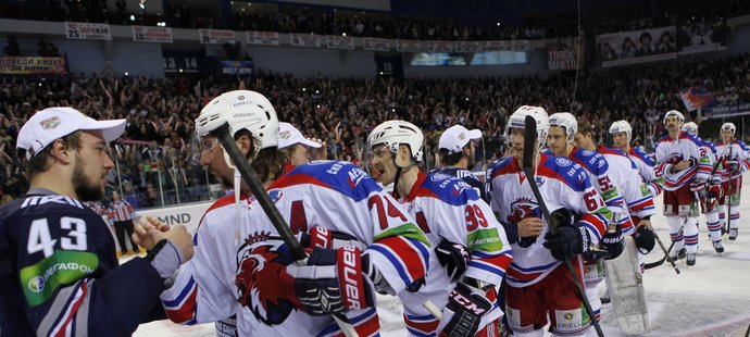 Hokejisté Lva gratulují Magnitogorsku k zisku titulu