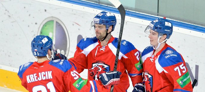 Hokejisté Lva (zleva) Krejčík, Klepiš a Karamnov slaví branku v síti Novgorodu