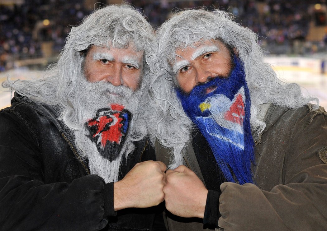 Česko-slovenské derby si tradičně nenechaly ujít ani známé bratislavské postavičky, dvojčata Róbert (vpravo) a Ľudovít.