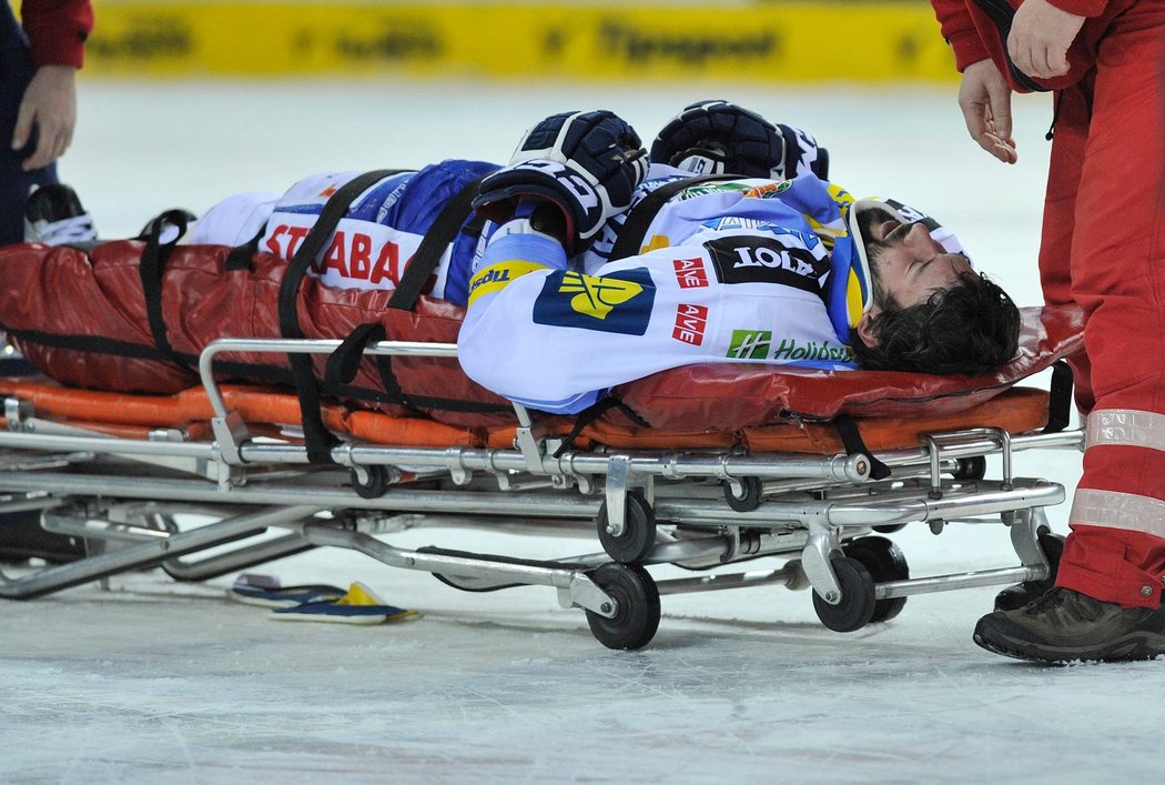 Zraněný útočník Komety Radek Dlouhý je odvážen z ledu