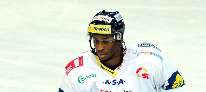 Hokejový útočník Wayne Simmonds hraje extraligu v době výluky za Liberec. Při zápase v Chomutově na hráče tmavé pleti pršely od hrstky fanoušků rasistické urážky