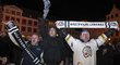 Fanoušci Bílých Tygrů na libereckém náměstí Dr. Eduarda Beneše slaví vítězství Liberce