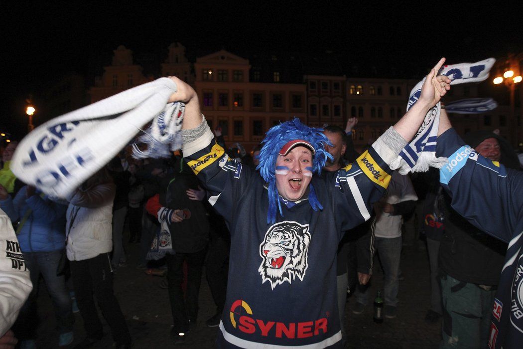 Hokejisté Bílých Tygrů získali poprvé v historii extraligový titul a Liberci začaly oslavy