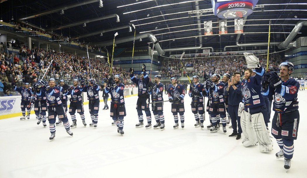 Úřadující mistři vyhráli v šestém duelu semifinále play off na ledě Chomutova 4:0, v celé sérii zvítězili 4:2 na zápasy a ve finále vyzvou Kometu Brno.