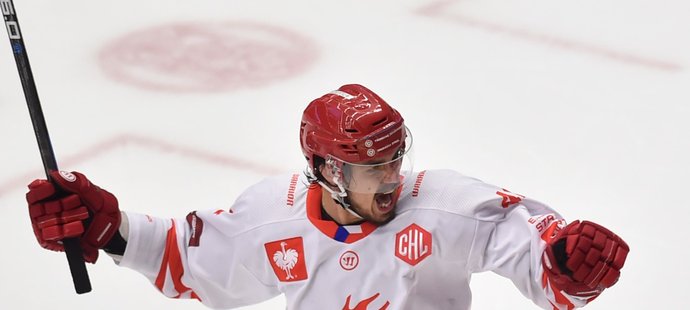 Třinecký střelec Matěj Stránský oslavuje vítěznou branku v duelu Champions Hockey League
