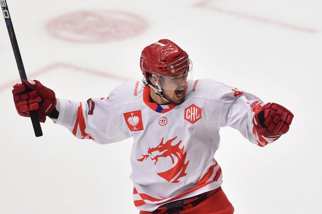 Třinecký střelec Matěj Stránský oslavuje vítěznou branku v duelu Champions Hockey League