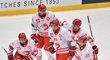Třinečtí Oceláři se radují z gólu během utkání Champions Hockey League
