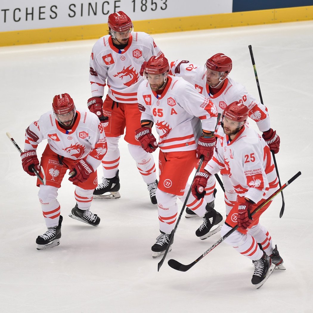 Třinečtí Oceláři se radují z gólu během utkání Champions Hockey League