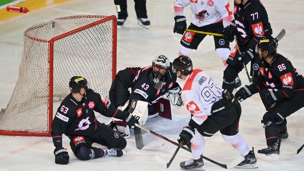 Sparťanský brankář Jakub Kovář inkasuje gól