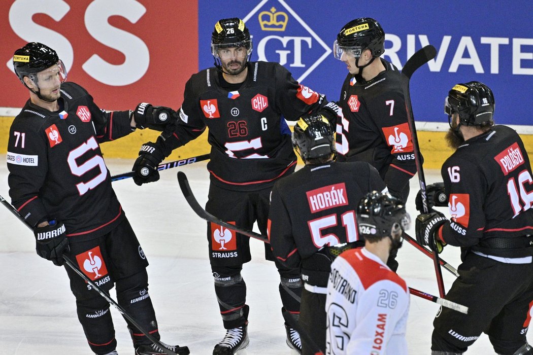 Hokejisté Sparty se radují z gólu kapitána Michala Řepíka (druhý zleva)