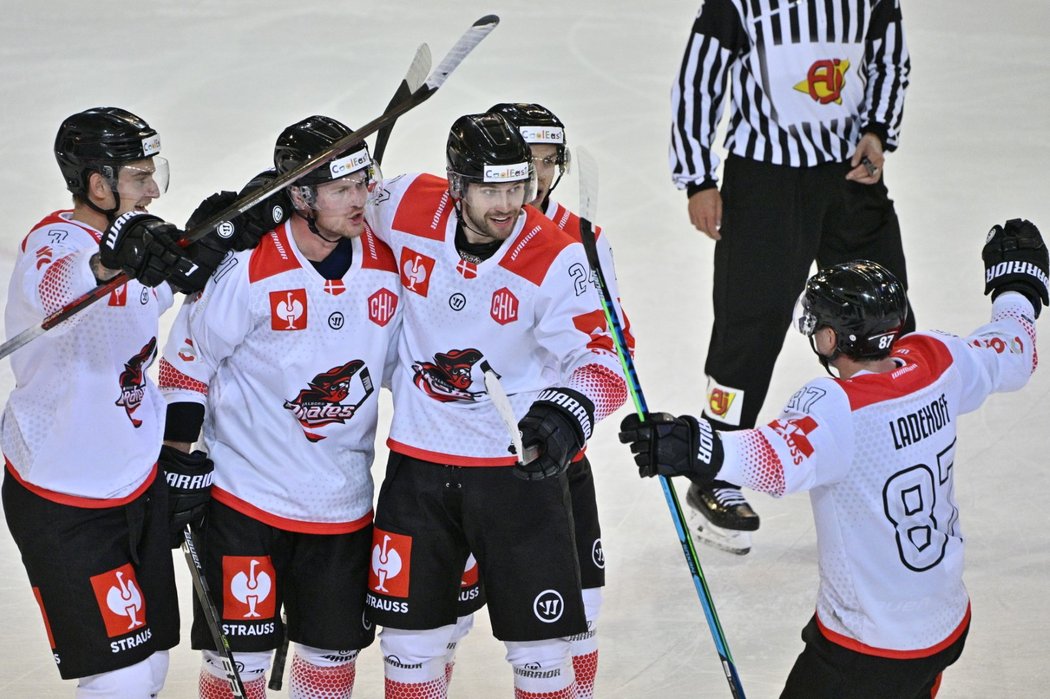 Radost hokejistů Aalborgu z vyrovnávacího gólu v duelu se Spartou