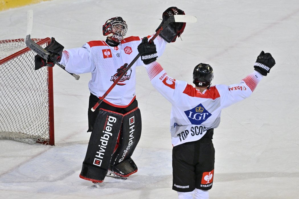 Hokejisté Aalborgu slaví vítězství nad Spartou