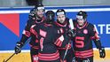 Hokejisté Sparty oslavují trefu Martinse Dzierkalse (uprostřed)