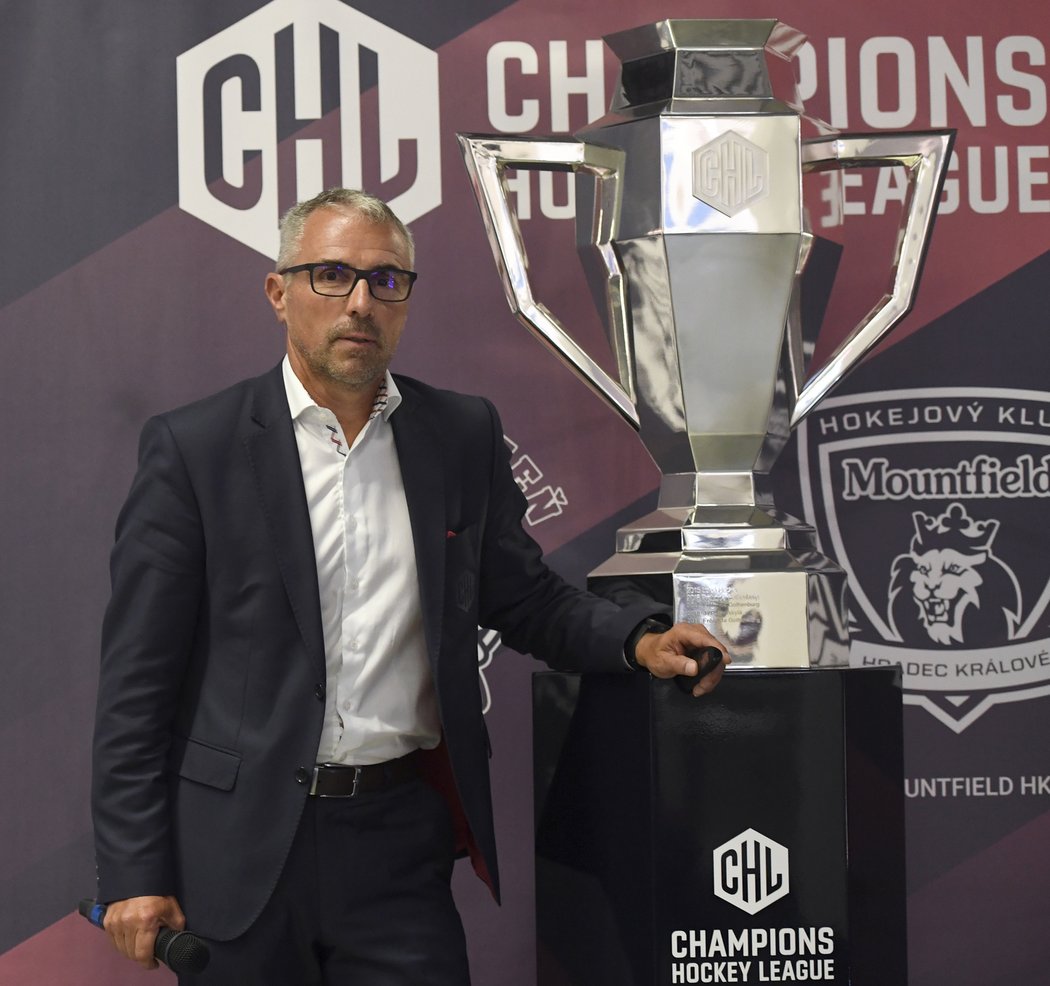 Výkonný ředitel CHL Martin Baumann pózuje s trofejí pro vítěze Ligy mistrů