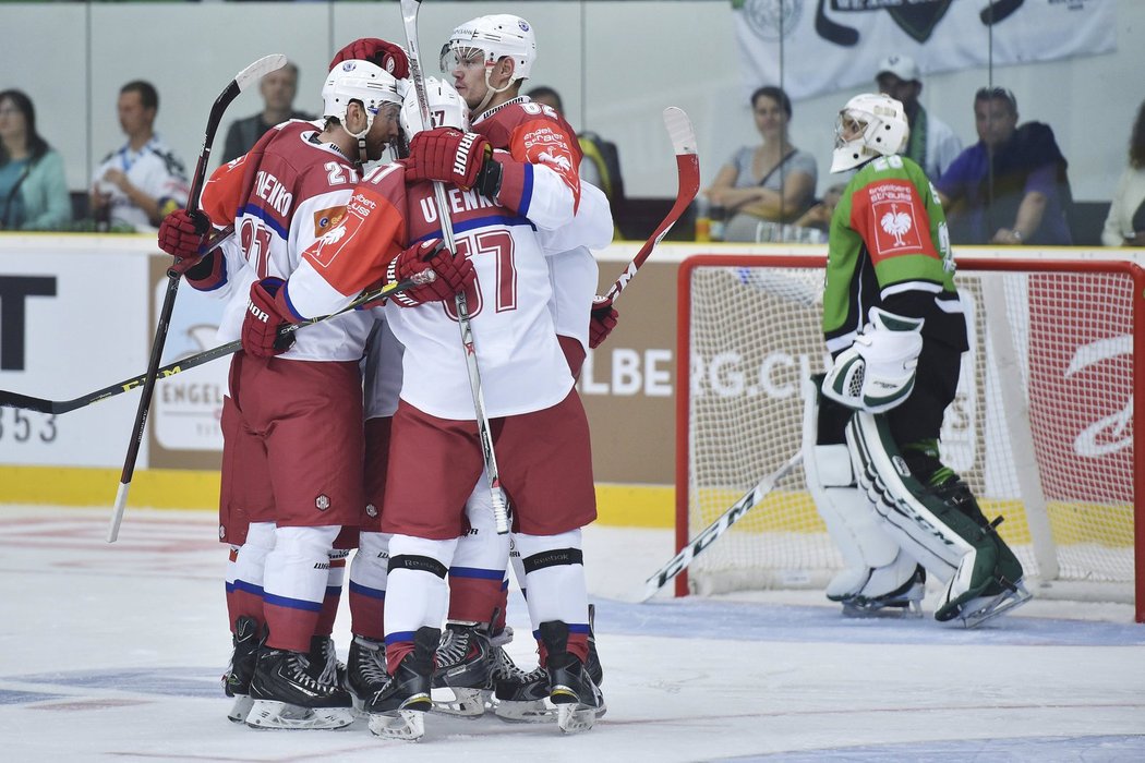 Hráči Minsku se radují z prvního gólu, vpravo je brankář Boleslavi Jan Lukáš