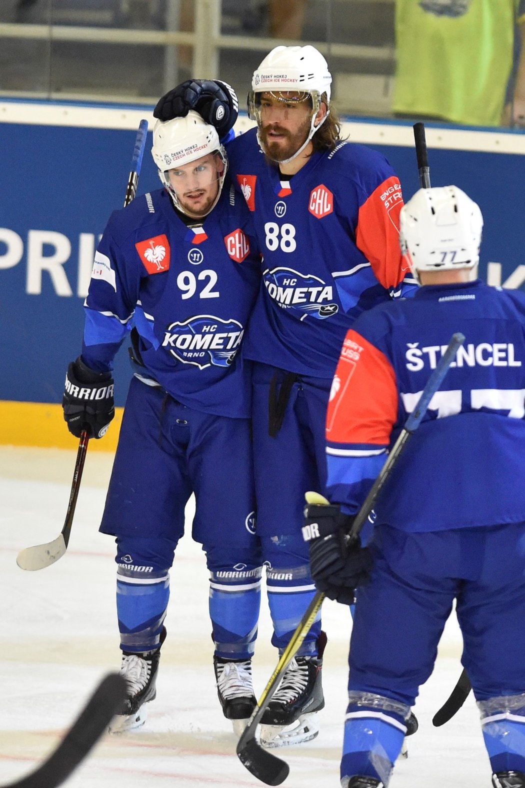 Hokejisté Komety Brno se radují ze vstřelené branky v utkání Ligy mistrů proti Eisbärenu Berlín, kterou vstřelil Peter Mueller (uprostřed)