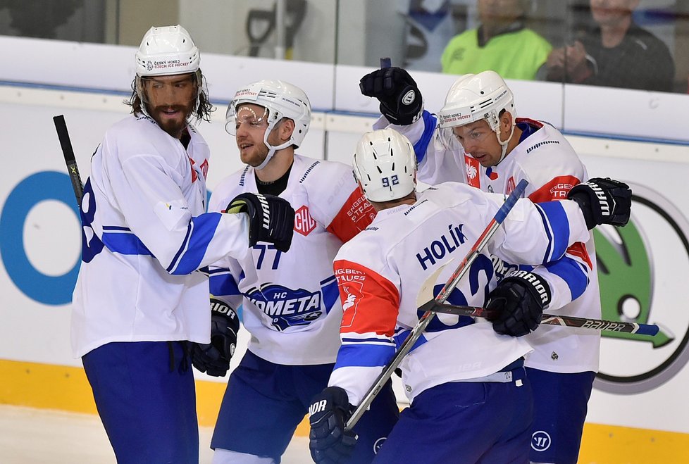 Hokejisté Komety Brno se radují ze vstřelené branky v domácím utkání Ligy mistrů proti Němanu Grodno