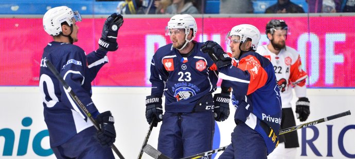 Plzeňští hokejisté se radují ze vstřeleného gólu v utkání Ligy mistrů proti Banské Bystrici, který vystřelil David Stach (vpravo)