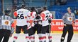 Hokejisté Banské Bystrice se radují z úvodní trefy utkání Ligy mistrů na ledě Plzně, kterou vstřelil Róbert Varga