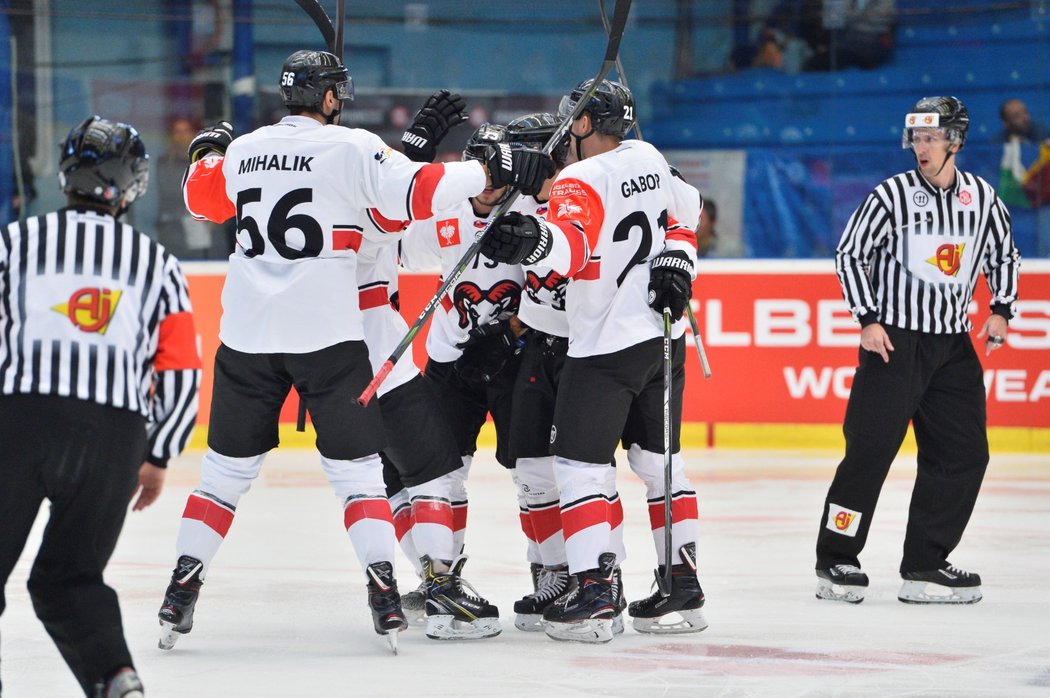 Hokejisté Banské Bystrice se radují z úvodní trefy utkání Ligy mistrů na ledě Plzně, kterou vstřelil Róbert Varga