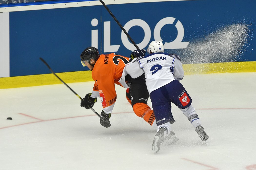 V dresu HPK se na ledě Plzně představil i slovenský útočník Filip Krivošík, na zádech mu dýchal Miroslav Indrák