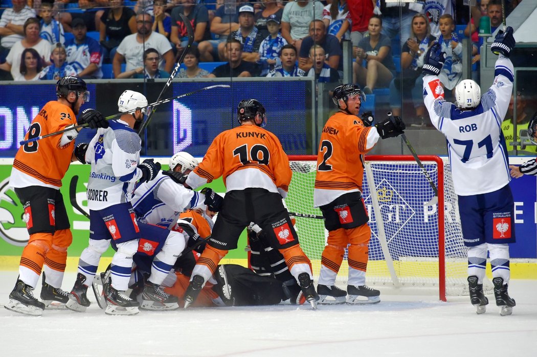 Plzeňští hokejisté si šli pro výhru i přes bolest, takhle dotlačil puk do branky Tomáš Mertl