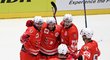 Pardubičtí hokejisté se radují z vyrovnávací trefy Martina Kauta (vlevo)