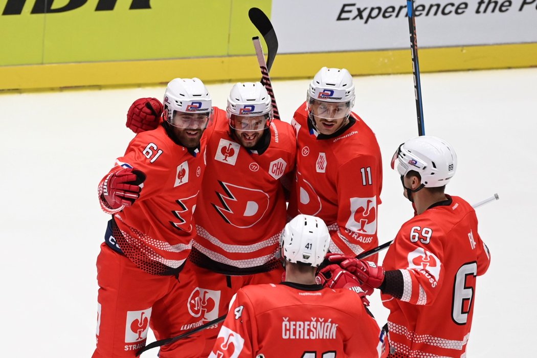 Pardubičtí hokejisté se radují z vyrovnávací trefy Martina Kauta (vlevo)