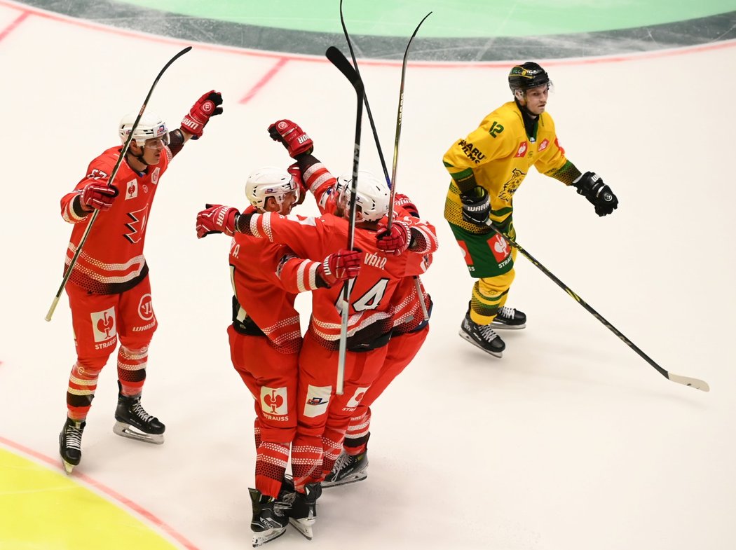 Pardubičtí hokejisté se radují z gólu do sítě Ilvesu v odvetě osmifinále Ligy mistrů