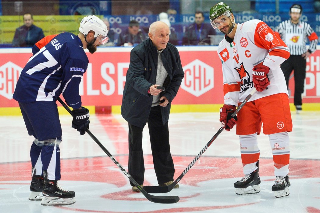 Slavnostního vhazování před odvetným utkáním osmifinále Ligy mistrů mezi Plzní a Bolzanem se ujal bývalý hokejista Jaroslav Pavlů