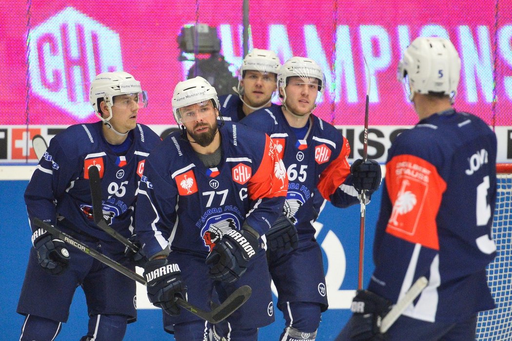 Plzeňští hokejisté se radují z gólu v odvetném utkání osmifinále Ligy mistrů proti Bolzanu