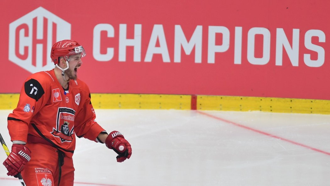 Richard Nedomlel vstřelil důležitou branku Mountfieldu HK, když ve třetí třetině zvyšoval vedení na 2:0