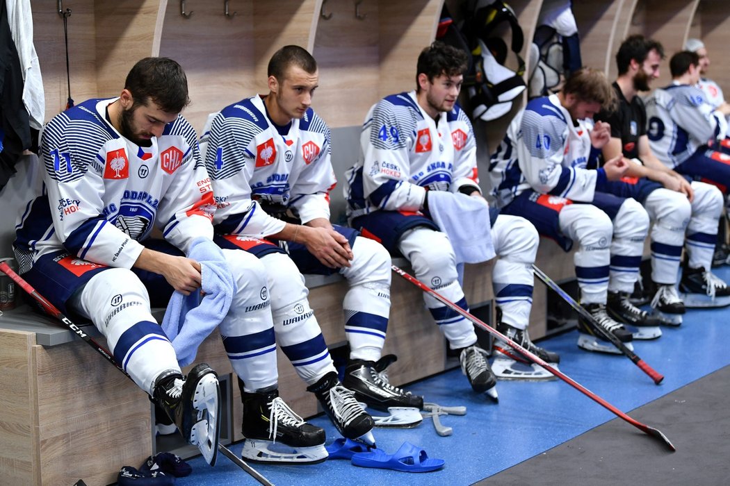 Krátce před utkáním se už hráči musí připravit sami. „Tady už kluky necháváme být, ať se každý na utkání připraví, jak potřebuje,“ líčí hlavní trenér Ladislav Čihák