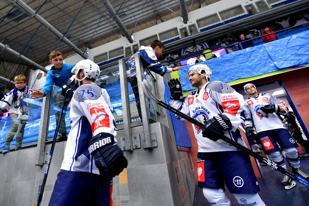 Cestou na rozbruslení před zápasem si plzeňští hráči plácnou s malými fanoušky