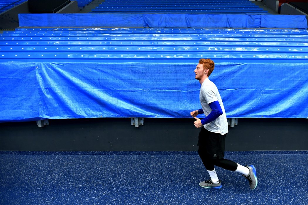 Brankář Dominik Frodl se před zápasem ještě rozběhá pod tribunami plzeňského stadionu